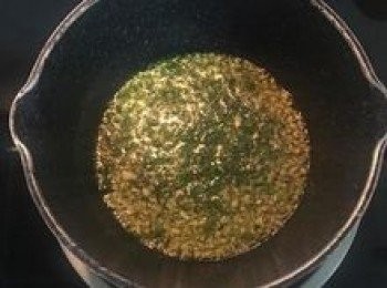 step10: 先用中小火將油燒熱，放入蒜泥、百里香和迷迭香略拌即可關火；香草類的葉子要靠油來釋放香氣；接著就等放涼了喔～