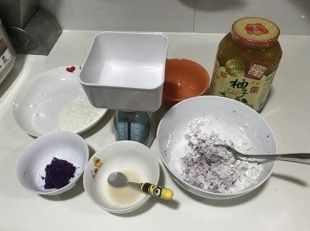 step2: （3）將南瓜去皮，切成厚片，隔水蒸熟，攤凍打成南瓜餡料
（4）用麵粉棍均勻切成餃子🥟包皮大小的小節，擀成麵皮。