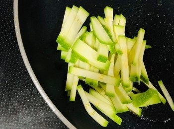 step4: 翠玉瓜切絲，炒至軟身