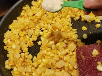 step9: 再加入1茶匙鮮菇粉炒勻即可