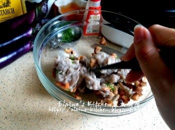 step2: 鯪魚肉放入大碗內 , 逐一加入蔥粒 , 冬菇粒 , 蝦米 , 鹽 , 胡椒粉及麻油拌勻