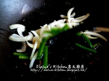 step8: 原鑊加入洋蔥及青椒炒香至洋蔥微軟身