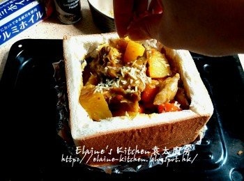 step12: 咖哩手撕豬肉放入麵包盒內 , 灑上芝士碎