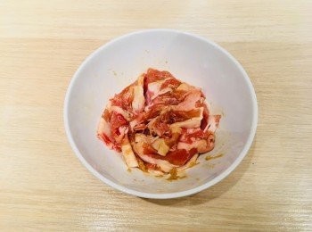 step2: 豚肉用<span class="group_2">醃料</span>醃10分鐘備用。