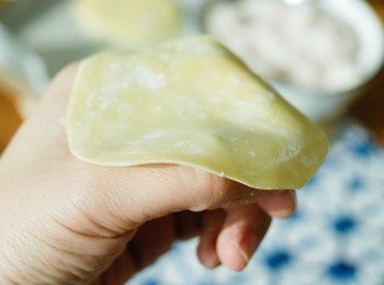 step3: 將餡料放在燒賣皮中間