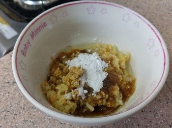 step4: 離鑊置碗中; 倒去過多的油;   下糖、生抽、生粉撈勻