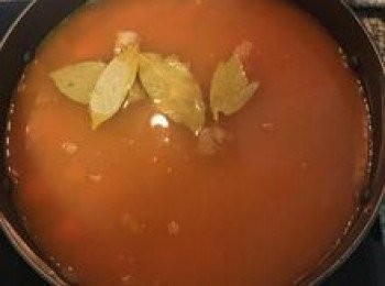 step9: 加入白葡萄酒（或米酒)，大火煮滾讓酒精揮發後，放入月桂葉再加入水到鍋邊8分滿，繼續大火煮滾後，試湯頭用鹽做調整，接著轉小火，再慢煮30-45分鐘。