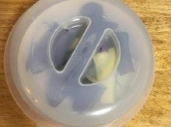 step4: 將茄子從醋水裡拿起來後，就鋪放在盤子裡，並蓋住或用耐熱保鮮膜包起來，入微波5分鐘耶～