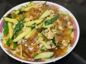 step7: 將粉皮用水汋 30 分鐘，再用凍水沖洗降溫，切成小段後，用花椒辣油，生抽，麻油撈好醃 30 分鐘備用。