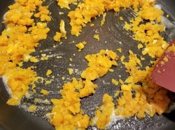 step7: 加入己經壓碎的咸蛋黃用慢火煮到咸蛋黃起泡