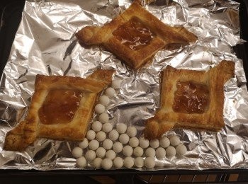 step5: 焗好後可稍為攤凍後，中間點放入適量餡料高島草莓柚子茶醬。