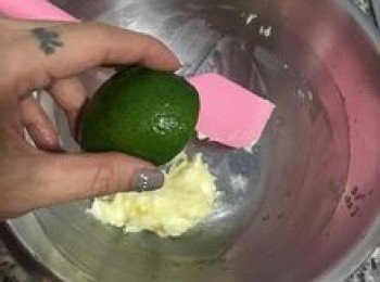 step14: 無鹽奶油加入糖粉打發成柔順略顯白的狀態，擠入少許檸檬汁拌勻即可。