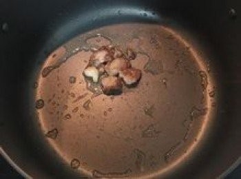 step3: 22公分湯鍋小火加熱，並放入牛腩切下的牛油慢慢煸炒出牛油（如果沒有牛油就用橄欖油也可以）