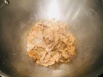 step4: 燒熱油鑊，將豚肉炒至半熟，盛起。