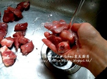 step1: 排骨粒用水沖洗乾淨