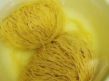 step2: 蛋麵餅放凍水浸軟，瀝乾，分散準備用。
