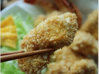 step4: 將醃好之雞柳/蝦順次序沾上麵粉/蛋與及麵包糠放入預熱200度之焗爐上, 焗約15分鐘便可完成(蝦肉大約要在10分鐘便要先拿出)。