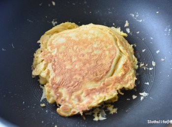 step8: 翻面看表皮有點金黃色用鏟子壓壓看有變紮實就是差不多熟了