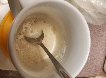 step2: 先用40g 水加5g 糖發起 酵母