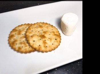 step1: 預熱焗爐
放一粒棉花糖在餅乾上
入焗爐焗2分鐘
取出放上另一片餅乾 壓扁 完成 😆😆