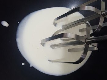 step12: 淡忌廉  50g 攪拌至7成