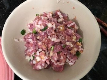 step2: 鮮淮山去皮洗淨，切薄片後再切粒，蝦乾洗淨浸水10分鐘，切粒，葱洗浄切粒，將所有材料撈勻後加<span class="group_2">調味料</span>，按次序首先落糖，跟著落油、再落粟粉、最後落胡椒粉、鹽、生抽，放入雪櫃冷藏半小時