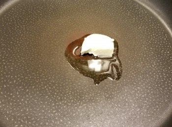 step6: 用少許煮食油起鑊,加入1湯匙牛油煮融牛油