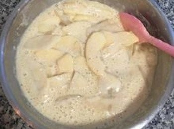 step9: 放入蘋果、水梨片，略拌勻，讓每一片都能沾到麵糊。