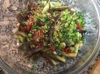 step10: 淋入蒜味熱油後拌勻；有用油燒過的蒜頭，吃完後嘴裡不會有散不去的蒜味喔～
最後淋上1/2湯匙的白醋增添風味！