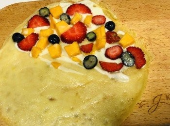 step5: 將乳酪塗上Crepe上，鋪上鮮果粒，捲起或摺起即成