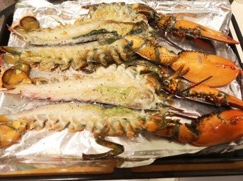 step4: 龍蝦用廚紙索乾水份 ，焗盤鋪上一層錫紙，龍蝦平放在錫紙上，撒上少許鹽和黑椒。