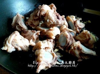 step5: 鑊中加入黑白胡椒粒 , 蒜粒及乾蔥粒爆香 , 加入豬軟骨 , 贊少許酒拌勻炒數分鐘