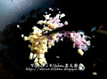 step10: 燒紅鑊 , 加入乾蔥粒及餘下一半份量蒜粒爆香