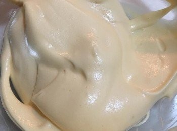 step3: 將打發蛋白拌入步驟一的蛋黃糊，動作輕且快，均勻混合即可。