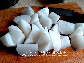 step8: 期間將白蘿蔔去皮切件