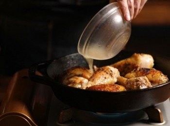 step3: 接著倒入檸檬汁後，放入烤箱用190度烤熟(約15分鐘)。