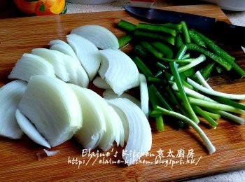 step3: 期間將洋蔥去衣切條 , 青椒去籽切條