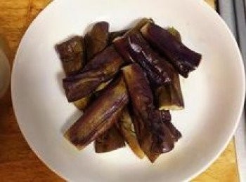 step6: 茄子微波後取出略放涼（也可大火蒸5分鐘或過油炸熟）；