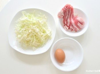 step1: 準備好主要<span class="group_1">食材</span>～高麗菜切絲、培根片、雞蛋