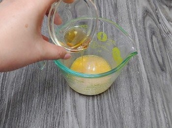 step7: 取2湯匙熱蒸雞汁； 加入沙薑粉及幼鹽調勻； 試味， 最後加入麻油調成沙薑汁