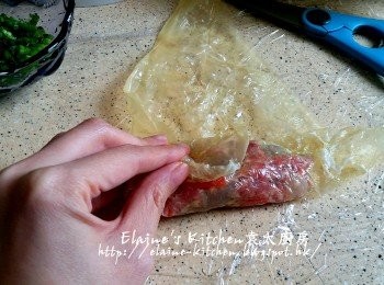 step10: 將適量餡料放在腐皮下方 , 卷起 , 先摺起左邊位置卷起 , 再摺起右邊位置卷起