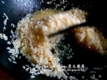 step11: 再加入適量上湯 , 繼續用慢火慢慢拌勻煮至收乾 , 再加入上湯再用慢火煮