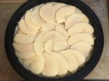 step10: 烤箱預熱到170度。
將沾了麵糊的蘋果和水梨片倒入模具中鋪平，最上層可以排的整齊一些，排好後將剩下的麵糊也都倒在蘋果上，並略壓一下讓水果片更均勻。