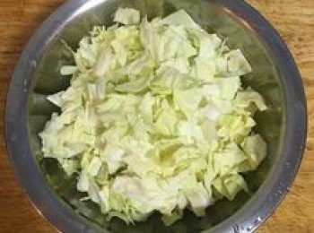 step10: 趁煮湯時將高麗菜切丁備用。