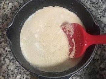 step2: 將糖和酵母加入溫牛奶中略微拌勻；