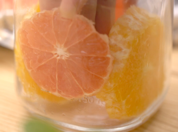 step2: 將西柚片、香橙片、薄荷葉放入杯中，加入果醋和水