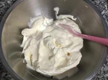 step6: 混勻後的蛋白霜和蛋黃液非常像戚風蛋糕麵糊喔，整個要拋拋的不會流動，且不能消泡。