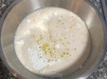 step4: 將加了糖及酵母的溫牛奶倒入麵粉中，並倒入約5g的橄欖油；