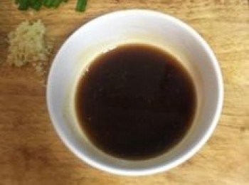 step3: 利用煎肉時，取一個碗，放入蠔油、蔬果醋和糖混勻備用。