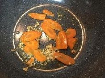 step8: 接著放入紅蘿蔔片略炒；